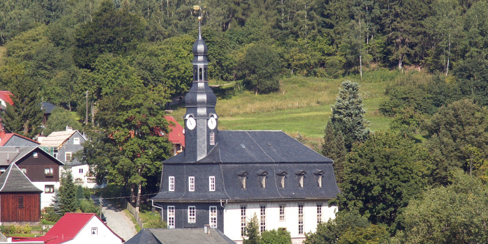 Steil bergauf: Vorbei an der Kirche gelangen Sie zur Greiner-Hütte. 